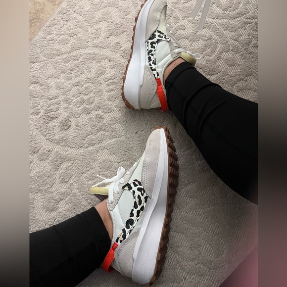 Nike. Size 5. Great condition. Lightly worn. - Picture 4 of 5